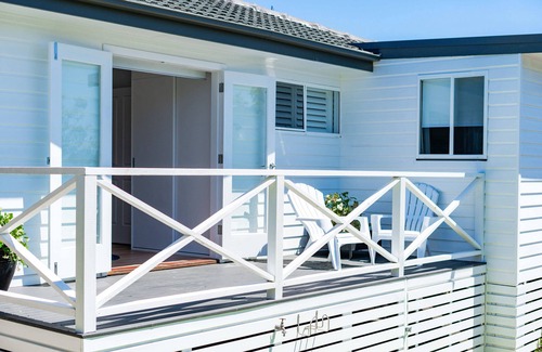 Caves Beach House | Escape@cavesbeach - Coastal getaway less than 10 mins walk to the beach.