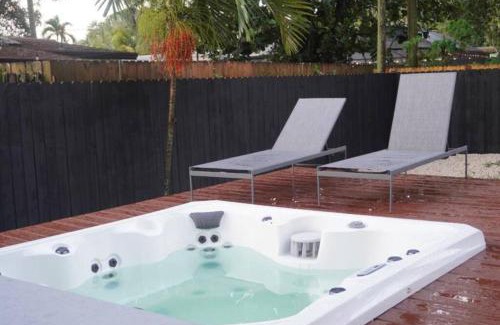 Shady Banks House | Escape & Enjoy w/Jacuzzi + Patio, Fire Pit, Gym