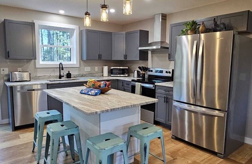 Harrison House | Escape for 8. HotTub, Gym, Firepit, Brook & Big Yard Near Outdoor Adventures
