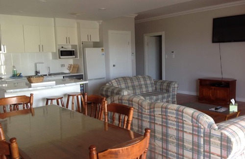 Wallaroo House | Escape Near the Beach (GROUND FLOOR ONLY)