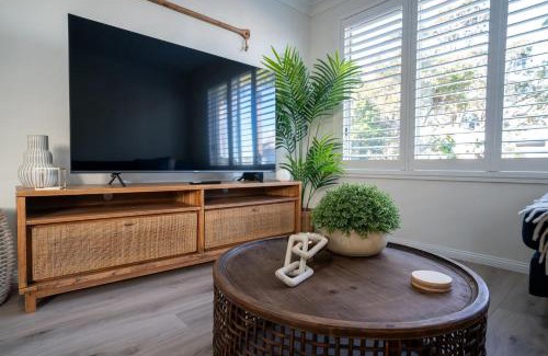 Shellharbour House | Escape on Addison - Book 4 nights, pay for 3!