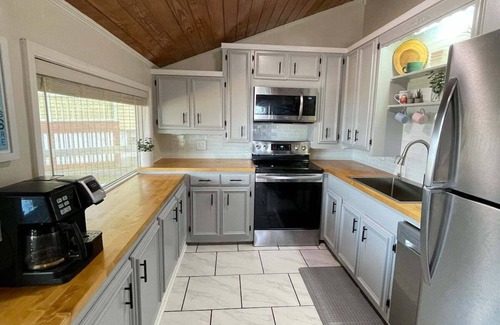 Greenwood House | Escape on Lake Greenwood: Kayaks, Beach, Pier, Firepit, Putting Green, & More!