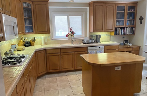 Old Towne House | Escape the City - Enjoy Seal Beach! Pool table! Charming 3 level sleeps 8.