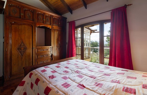 Miraflores Bed & Breakfast | Escape the city noise in 5 minutes in a cozy green house.