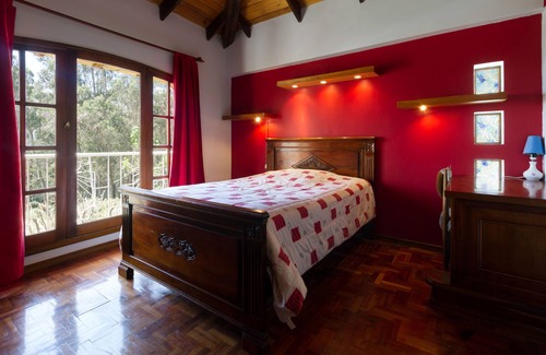 Miraflores Bed & Breakfast | Escape the city noise in 5 minutes in a cozy green house.