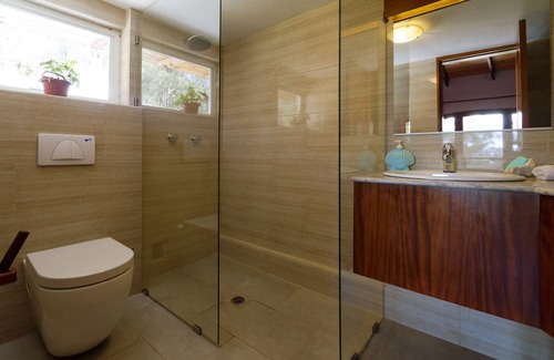 Miraflores Bed & Breakfast | Escape the city noise in 5 minutes in a cozy green house.