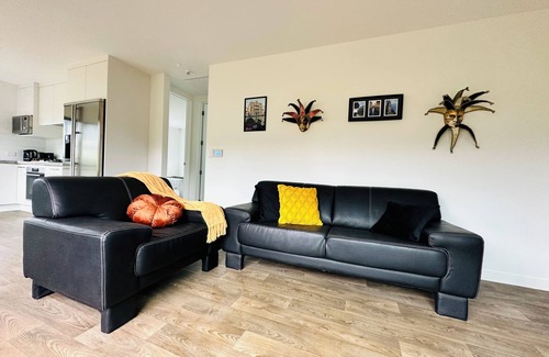 Bombay House | Escape the city rush & stay in this new house in the beautiful Bombay Hills.