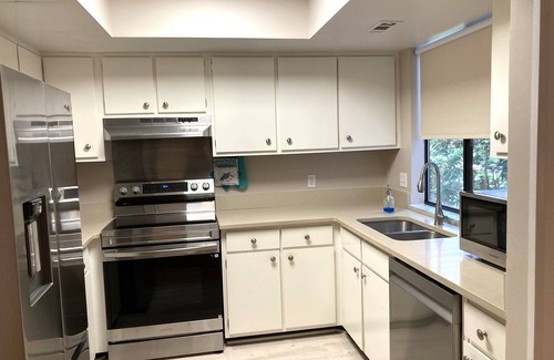 Saint Simons Island House | Escape the cold at 2BR home with WiFi, AC in fabulous Saint Simons Island, GA