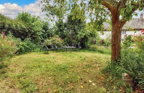 East Portlemouth Cottage | Escape to a charming thatched cottage in peaceful Jacobstowe.