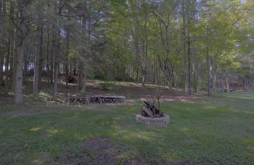 Clarington RV Rental | Escape to a Charming Treehouse Nestled on a Peaceful Estate in Clarington