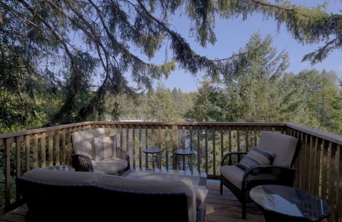 Clarington RV Rental | Escape to a Charming Treehouse Nestled on a Peaceful Estate in Clarington