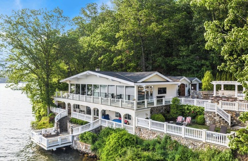 New Fairfield House | Escape to a Luxury Lakehouse Retreat- Chefs Indoor Outdoor Kitchen Hot Tub Steam