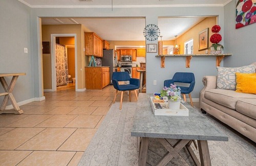 Aransas Pass House | Escape to Howdy Hideout—a charming 3-bed, 2-bath retreat near Port Aransas and Rockport.