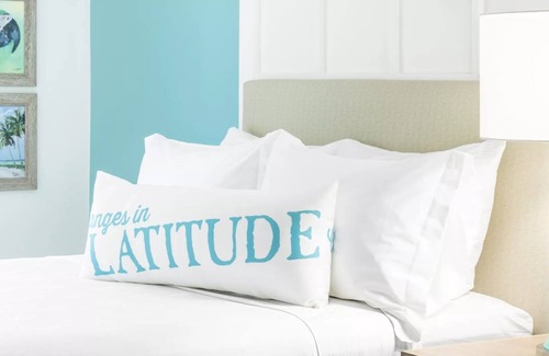 I-435 West KC-KS Hotel | Escape to Island Vibes in a Kansas City Retreat w/Swimming Pool & Pet Friendly