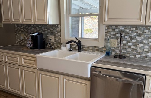 Altamont House | Escape to Linville Falls & Jonas Ridge: Spacious home, yard and adorable creek!