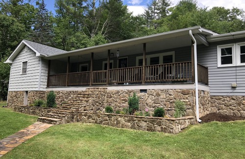 Altamont House | Escape to Linville Falls & Jonas Ridge: Spacious home, yard and adorable creek!