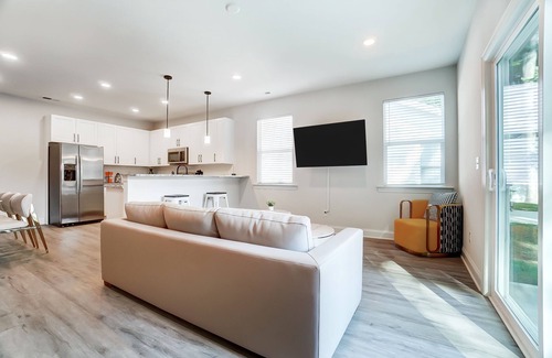 Oakdale House | Escape to Luxury I Charlotte Uptown Stunner