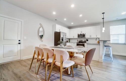 Oakdale House | Escape to Luxury I Charlotte Uptown Stunner