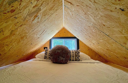 Barnardsville Cabin | Escape to Nature: Family-Friendly Blue Ridge Mountains Creekside Cabin