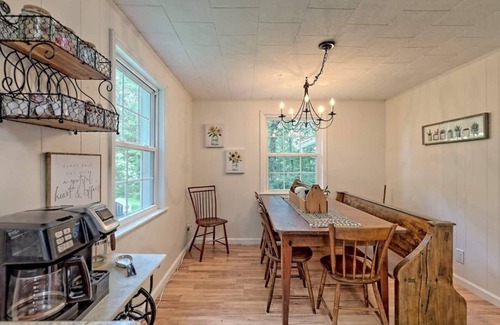 Scaly Mountain House | Escape to nature with this pet-friendly, family retreat just 15 minutes from Highlands! Perfect for hiking, relaxation, and playtime with the kids.