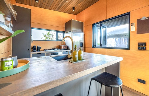 Onetangi Cabin | Escape to Obsidian Villa, situated between Obsidian and Casita Miro vineyards.