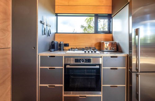Onetangi Cabin | Escape to Obsidian Villa, situated between Obsidian and Casita Miro vineyards.