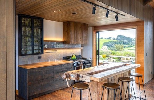 Onetangi Cabin | Escape to Obsidian Villa, situated between Obsidian and Casita Miro vineyards.