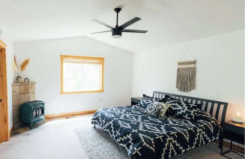 Hailey House | Escape to our cozy 3BR/2.5BA in Hailey, 5min to trails, 15min to ski resort.
