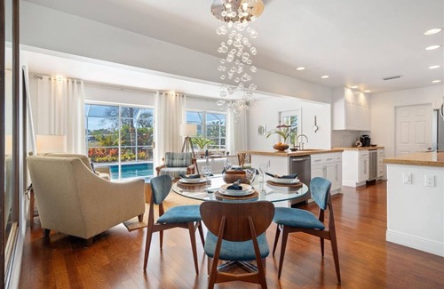 Englewood House | Escape to Paradise at Coconut Palms: Your 2 bed 2 bath Tropical Retreat Awaits!
