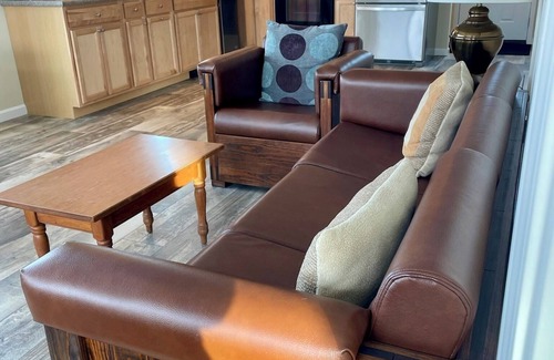 Paris House | Escape to Skyline Cottage, a 3 bedroom home with Breathtaking Mountain Views