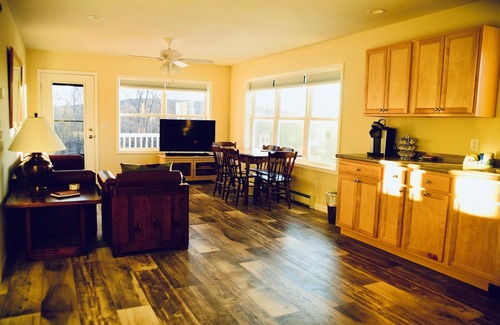 Paris House | Escape to Skyline Cottage, a 3 bedroom home with Breathtaking Mountain Views