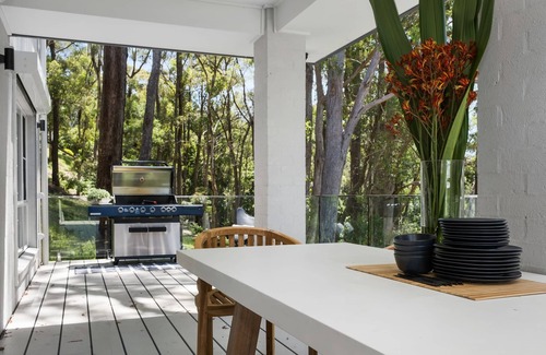 Macmasters Beach House | Escape to the Coast - 2 Weeks of Special Rates! Luxury 4 Bed House at Macs Beach