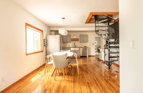 Como House | Escape to the Lake! Walk to water & local dining!