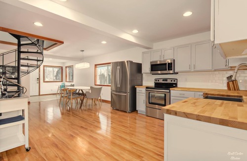 Como House | Escape to the Lake! Walk to water & local dining!