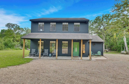 Elgin House | Escape to this beautifully remodeled farmhouse on private, open green space.