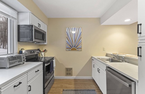 Stratton Mountain Condo | Escape to This Mountain Retreat Near Hiking Trails, Pools, and Golf Courses