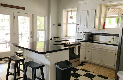 New London House | Escape to tranquility at Badin Lake
