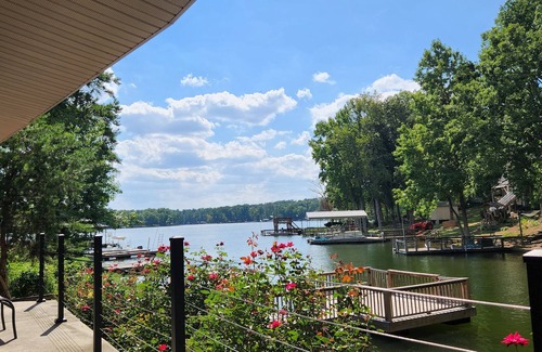New London House | Escape to tranquility at Badin Lake