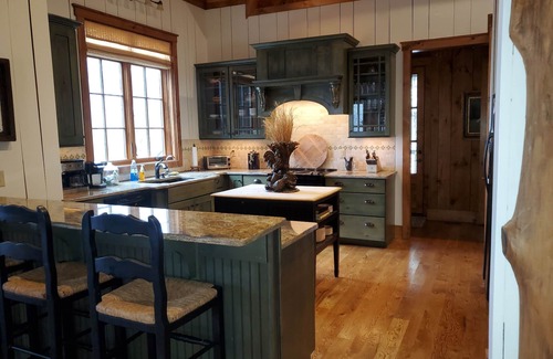 Highlands House | Escape to your cozy Cashiers retreat, just a hop away from Lake Glenville