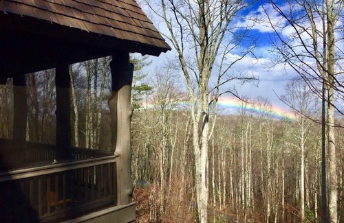 Highlands House | Escape to your cozy Cashiers retreat, just a hop away from Lake Glenville
