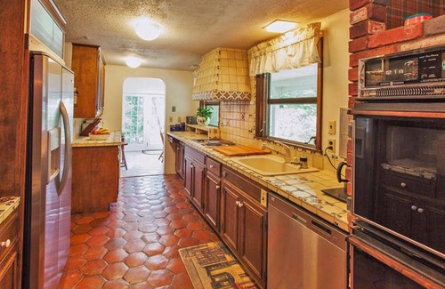 Wingdale House | Escape to your private lakeside estate! Family & dog friendly, wildlife viewing!
