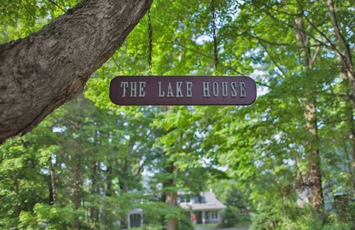 Wingdale House | Escape to your private lakeside estate! Family & dog friendly, wildlife viewing!