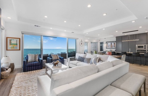 Los Angeles County Villa | Escondido Escape - Modern Tri-level Mediterranean Beachfront Home