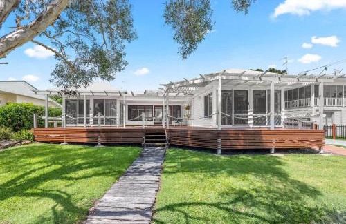 Point Vernon House | Esplanade Ease - Absolute Beachfront in Hervey Bay