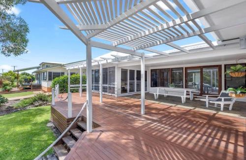 Point Vernon House | Esplanade Ease - Absolute Beachfront in Hervey Bay