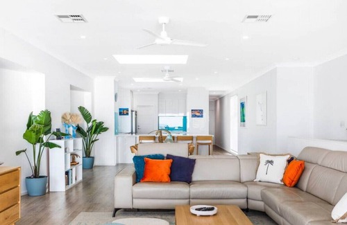 Christies Beach House | Esplanade - "SeaScape"- Luxury Beach Front - 180° Views - Wifi