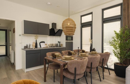 Lieren House | Essenburgh Comfort: Stylish 6-person home with three bedrooms, a modern kitchen, air conditioning, and a cozy outdoor space with a luxury pergola. Enjoy comfort and nature in the Veluwe.