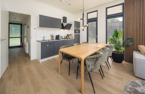 Lieren House | Essenburgh Comfort: Stylish 6-person home with three bedrooms, a modern kitchen, air conditioning, and a cozy outdoor space with a luxury pergola. Enjoy comfort and nature in the Veluwe.