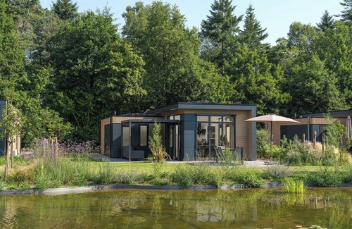 Lieren House | Essenburgh Comfort: Stylish 6-person home with three bedrooms, a modern kitchen, air conditioning, and a cozy outdoor space with a luxury pergola. Enjoy comfort and nature in the Veluwe.