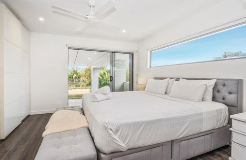 Broadbeach Waters House | Essence of Broadbeach - Luxury Broadbeach Family Escape with Pool